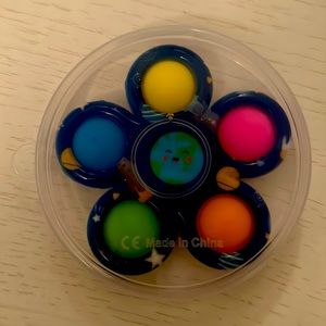 Hi, I am selling fidget spinners in full package